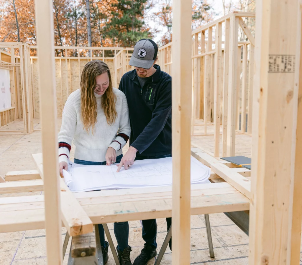 Deux propriétaires travaillant sur les plans de leur maison