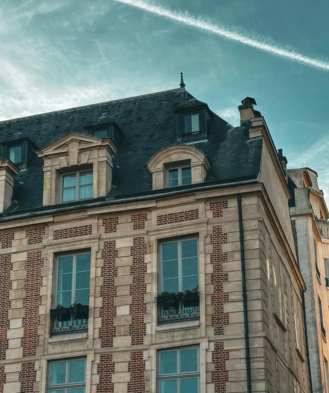 Photo d'une batiment en brique en centre ville