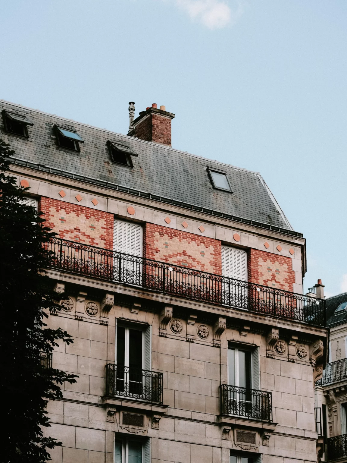 photo d'un batiment avec des moulures